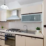 Guesthost - Bright With Balcony شقة