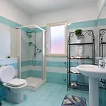 Guesthost - Bright With Balcony شقة