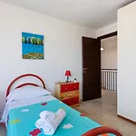 Guesthost - Bright With Balcony شقة