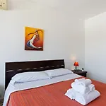 Guesthost - Bright With Balcony * جيارديني ناكسوس