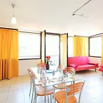 Guesthost - Bright With Balcony شقة