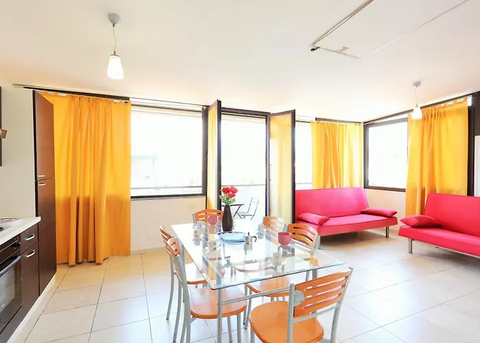 Guesthost - Bright With Balcony 公寓